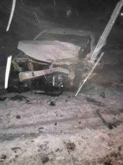 Accident mortal pe DN 79, la ieșirea din Salonta: Un BMW s-a izbit frontal cu o autoutilitară Dacia (FOTO)