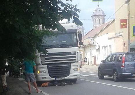 Încă un accident provocat de un şofer de TIR în Salonta: O femeie de 63 ani a fost izbită pe trecerea de pietoni (FOTO)