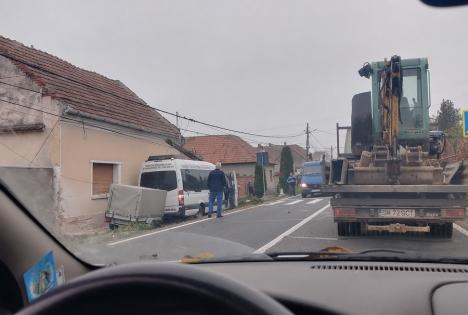 Accident în Bihor: Un microbuz a doborât un stâlp de electricitate în Satu Nou, traficul a fost blocat