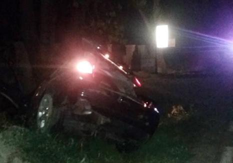 Un BMW s-a izbit de un hidrant şi s-a răsturnat în şanţ pe DN 76 (FOTO)