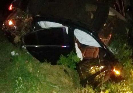 Un BMW s-a izbit de un hidrant şi s-a răsturnat în şanţ pe DN 76 (FOTO)