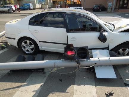 Accident pe Ştefan cel Mare: Unei şoferiţe i s-a făcut rău la volan şi a intrat cu maşina, o Skoda Superb, într-un semafor (FOTO)