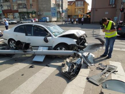 Accident pe Ştefan cel Mare: Unei şoferiţe i s-a făcut rău la volan şi a intrat cu maşina, o Skoda Superb, într-un semafor (FOTO)