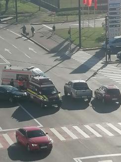 Accident între un autoturism și o autospecială SMURD, în cartierul Nufărul din Oradea. SMURD-ul transporta un pacient (FOTO)