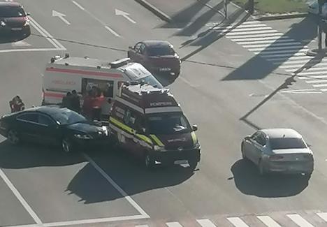 Accident între un autoturism și o autospecială SMURD, în cartierul Nufărul din Oradea. SMURD-ul transporta un pacient (FOTO)