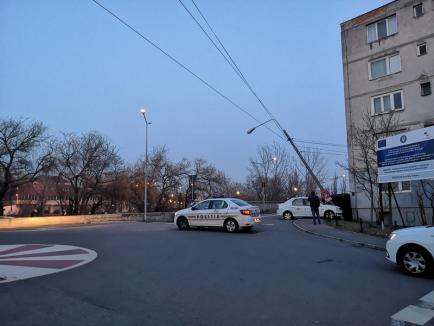 Accident pe Splaiul Crişanei, în Oradea: Un taxi a încercat să depăşească o maşină de Şcoală şi a nimerit într-un stâlp pe care l-a rupt (FOTO)