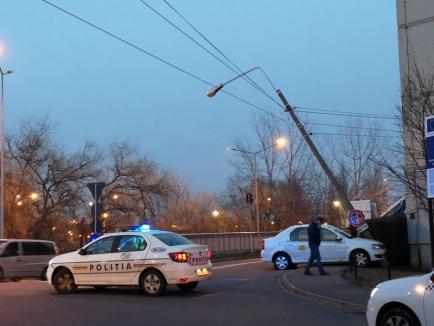 Accident pe Splaiul Crişanei, în Oradea: Un taxi a încercat să depăşească o maşină de Şcoală şi a nimerit într-un stâlp pe care l-a rupt (FOTO)
