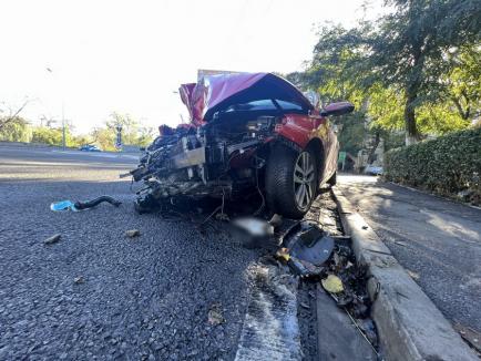 Accident teribil pe Splaiul Crişanei din Oradea. Maşina s-a făcut praf, şoferul a scăpat fără nicio zgârietură (FOTO)