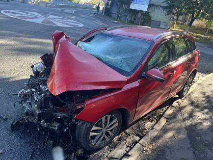 Accident teribil pe Splaiul Crişanei din Oradea. Maşina s-a făcut praf, şoferul a scăpat fără nicio zgârietură (FOTO)