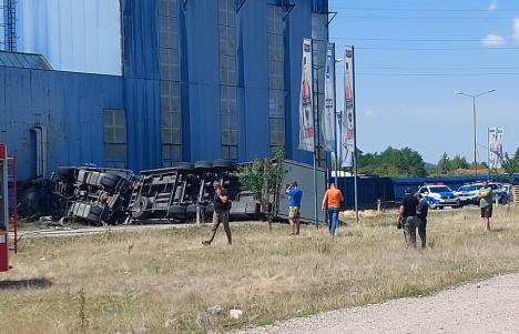 Accident în Sudrigiu: Un TIR încărcat cu sucuri s-a răsturnat lângă fabrica European Drinks. Un autoturism a ajuns în șanț, iar șoferul a rămas încarcerat (FOTO/VIDEO)