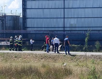 Accident în Sudrigiu: Un TIR încărcat cu sucuri s-a răsturnat lângă fabrica European Drinks. Un autoturism a ajuns în șanț, iar șoferul a rămas încarcerat (FOTO/VIDEO)
