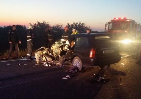 Un autoturism s-a izbit de o autoutilitară lângă Valea lui Mihai: O persoană a fost rănită grav, maşinile sunt distruse (FOTO)
