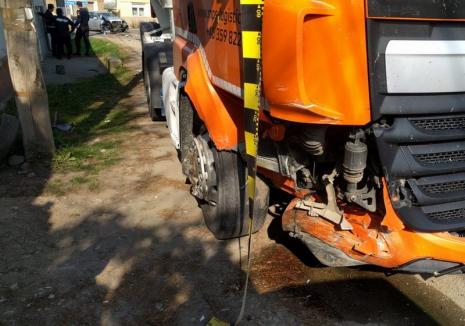 Accident în Tileagd: Un Audi şi un camion s-au izbit într-o intersecţie, o persoană a ajuns la spital (FOTO)