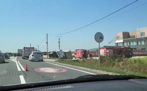 Accident între Nojorid şi Leş: Un şofer a intrat cu o camionetă într-un cap de pod. A rămas încarcerat (FOTO/VIDEO)