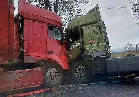 Accident pe DN1, în Bihor: Două TIR-uri s-au lovit frontal, un șofer a fost rănit, trafic îngreunat