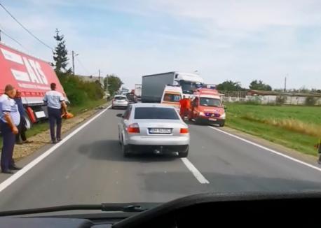 Accident pe DN 1 lângă Oșorhei: S-au lovit trei TIR-uri și un autoturism (FOTO)