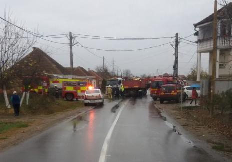 Două TIR-uri s-au ciocnit în Sântandrei. Unul dintre şoferi a ajuns la spital (FOTO)