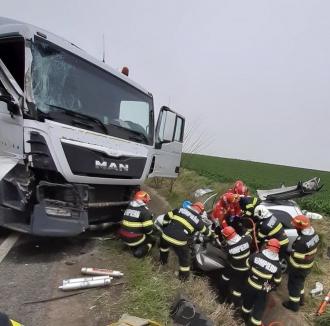 Accident grav în Bihor, pe DN 19: O șoferiță a murit, după impactul dintre două autotrenuri și un autoturism (FOTO)