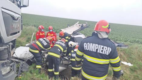 Accident grav în Bihor, pe DN 19: O șoferiță a murit, după impactul dintre două autotrenuri și un autoturism (FOTO)