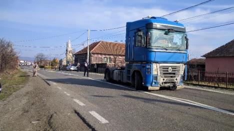 Trafic blocat pe DN 1, în Topa de Criș: Trei răniți, după ce un autoturism s-a izbit de un TIR care tracta un alt camion (FOTO)