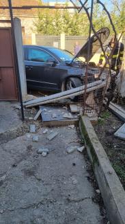 Accident în Oradea: O maşină a intrat în gardul unei case, o persoană a ajuns la spital (FOTO/VIDEO)