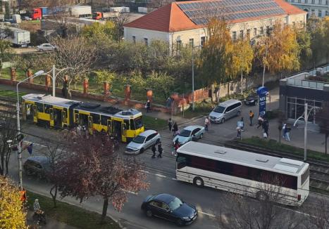Un tramvai și o mașină s-au lovit pe Calea Aradului. Zeci de călători afectați (FOTO)