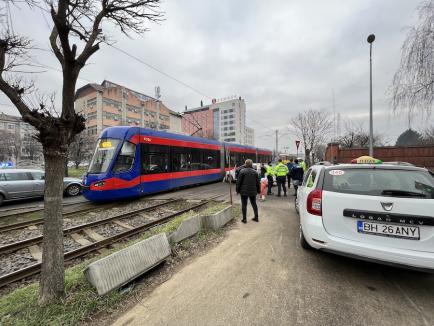 Accident cu un taxi și un tramvai pe Calea Aradului. Intrarea în cartierul Luceafărul, blocată (FOTO)