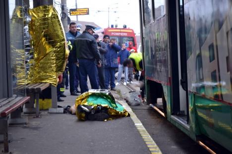 Un bărbat a murit, după ce a căzut sub un tramvai, lângă parcul Olosig (FOTO/VIDEO)