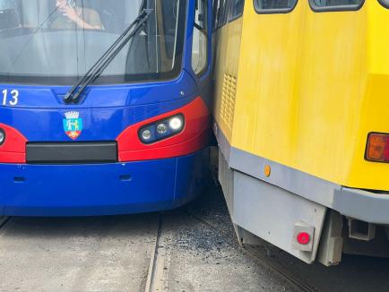 Cum s-au lovit în Oradea două tramvaie care circulau din sens opus (FOTO/VIDEO)