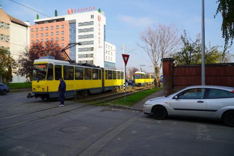 Un tramvai și o mașină s-au lovit pe Calea Aradului. Zeci de călători afectați (FOTO)