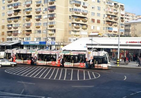 Accident în staţia de tramvai din faţa Pieţei Rogerius din Oradea: Un bărbat a căzut şi s-a lovit de vehiculul în mişcare