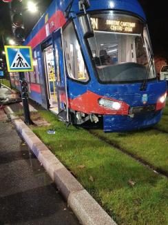 Accident între un tramvai Astra și un taxi, în Oradea. Pasagerul din taxi a fost dus la spital