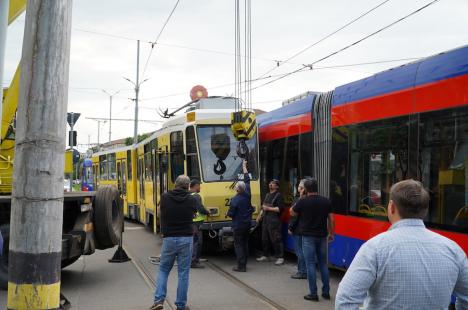 Cum s-au lovit în Oradea două tramvaie care circulau din sens opus (FOTO/VIDEO)
