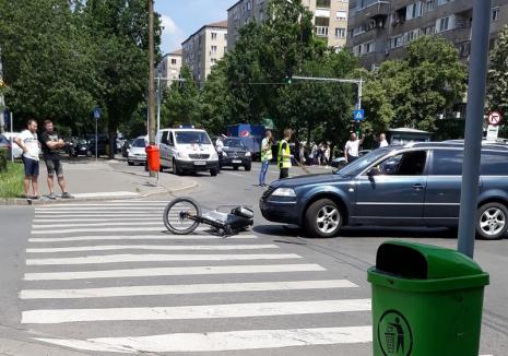 Biciclist acroşat pe strada Transilvaniei de şoferul unei maşini care a virat fără să se asigure. Victima a ajuns la spital cu piciorul rupt