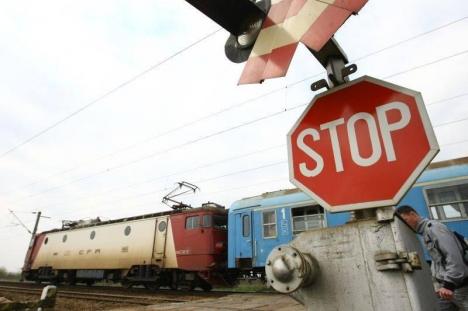 Accident pe calea ferată: O femeie de 57 de ani a murit, după ce maşina în care se afla a fost izbită de un tren