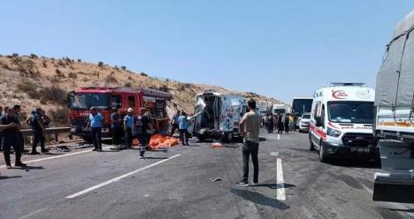 Tragedie în Turcia: 16 persoane au murit într-un accident rutier. Printre victime sunt medici, pompieri și jurnaliști (FOTO / VIDEO)