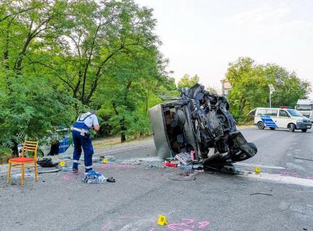 Tragedie în Ungaria, cu un microbuz din România: Un mort şi doi răniţi într-un accident (FOTO)