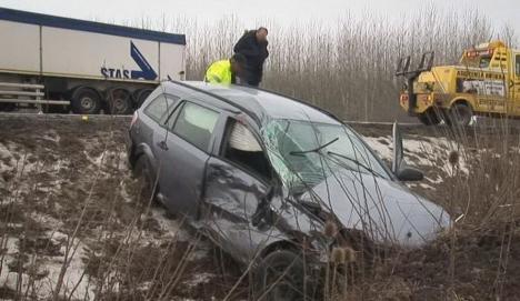 Accident în Ungaria: Cinci români au fost răniţi în apropiere de Borş, după ce maşina lor a fost lovită de TIR şi aruncată-n şanţ (FOTO)