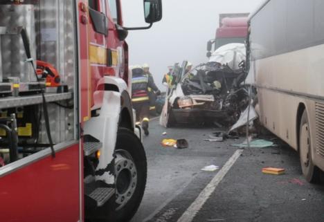 Trei pasageri ai unui microbuz care circula pe ruta Oradea - Budapesta au murit într-un accident groaznic, în Ungaria (FOTO/VIDEO)