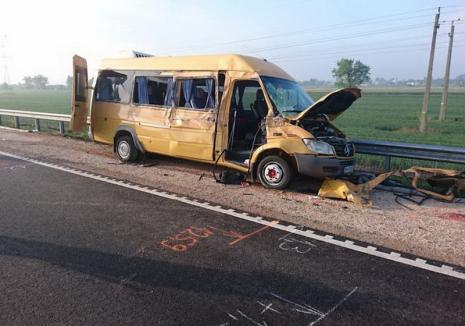 Un microbuz plin cu elevi, al unei firme din Beiuş, implicat într-un accident în Ungaria. O adolescentă de 16 ani a murit (FOTO)