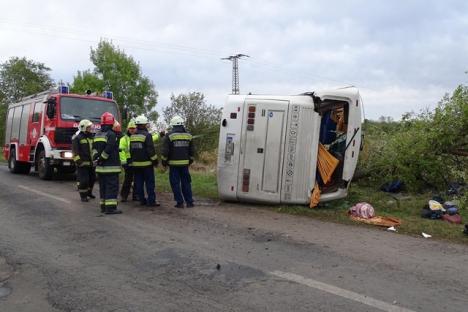 Accident grav în Ungaria, în apropiere de graniţă. Un autobuz s-a răsturnat, zeci de persoane rănite (FOTO)