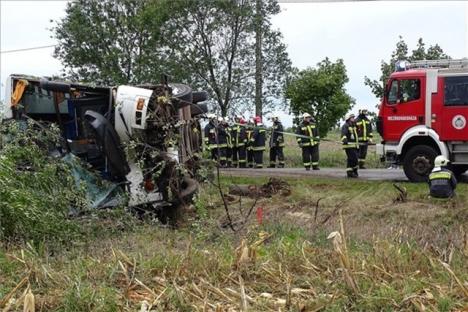 Accident grav în Ungaria, în apropiere de graniţă. Un autobuz s-a răsturnat, zeci de persoane rănite (FOTO)