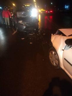 Accident cu două maşini şi un pieton pe strada Universităţii din Oradea: O tânără de 19 ani, în stare foarte gravă (FOTO)