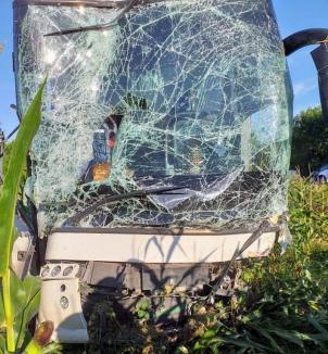 Accident pe DN 1, în Bihor: O persoană a murit, după ce un Mercedes s-a ciocnit cu un autocar între Uileacu de Criş şi Urvind (FOTO)