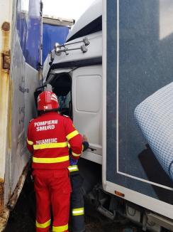 Accident în Oradea: Doi şoferi, dintre care unul a trebuit descarcerat, au ajuns la spital. Amândoi au fost de vină pentru impact (FOTO)