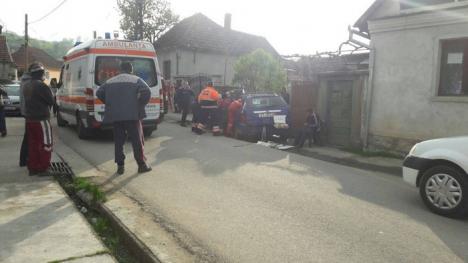 Accident în Vadu Crişului: Beat şi cu permisul anulat, un şofer a intrat cu maşina în gardul unui consătean (FOTO)