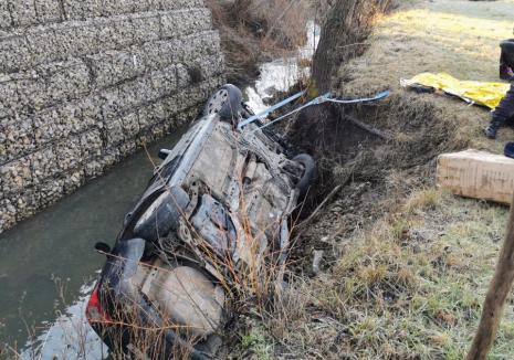 Accident grav în Bihor: Șofer din Oradea, în stop cardio-respirator, după ce a ieşit cu maşina în decor şi a căzut într-un pârâu (FOTO)