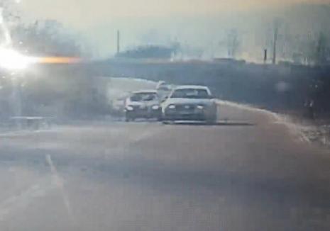 FILMARE şocantă cu accidentul de la Vaşcău: Şoferul Fordului a încercat să evite impactul cu un Audi care a depăşit în curbă (VIDEO)