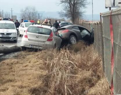 Două persoane rănite şi două maşini buşite, după ce o remorcă plină de buşteni s-a răsturnat lângă Borod