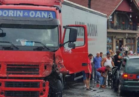 Accident grav pe DN1, la Piatra Craiului: Un Volkswagen Sharan s-a ciocnit de un TIR (FOTO)